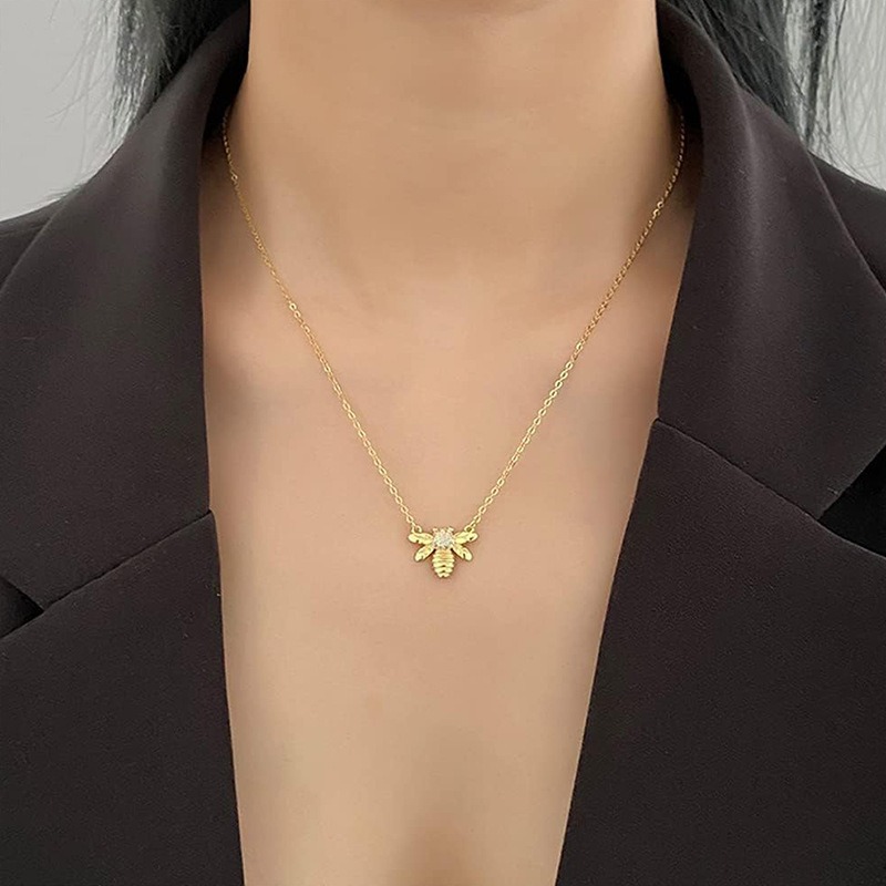 「Honey Bee Glow」18K Gold 3D Bee Collarbone Necklace