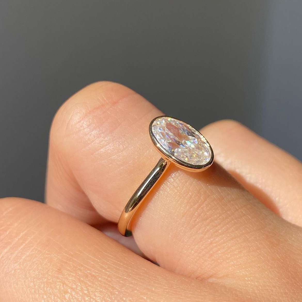18K Gold / 18K White Gold Oval Cut Diamond Ring | Minimal Bezel Setting
