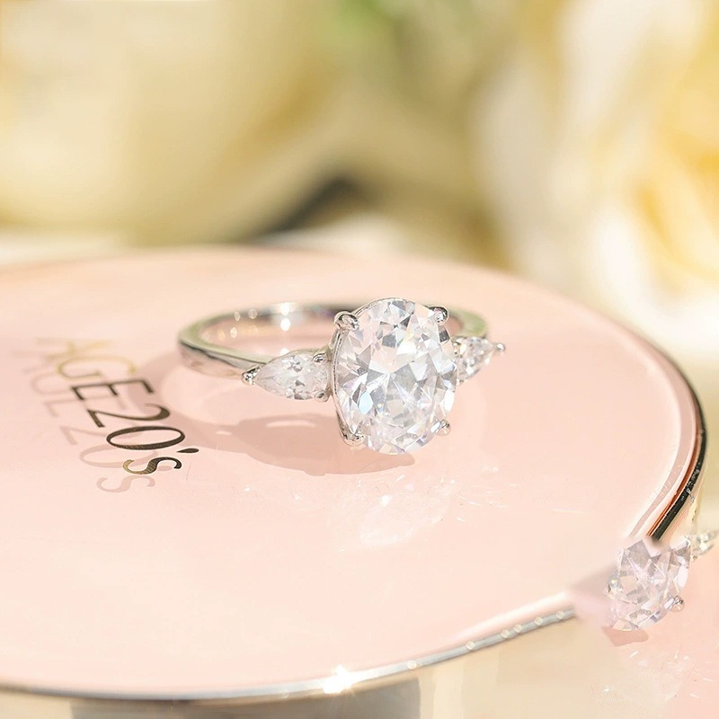 S925 Silver Oval Main Diamond Ring - Pear-Cut Accent Diamond Light Luxury Band