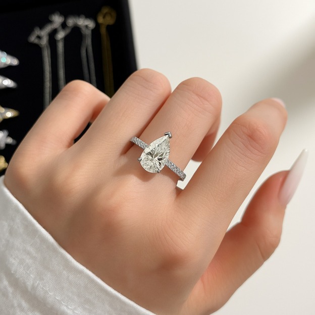 18K Gold/White Gold/Rose Gold Pear Main Diamond Full Accent Diamond Ring