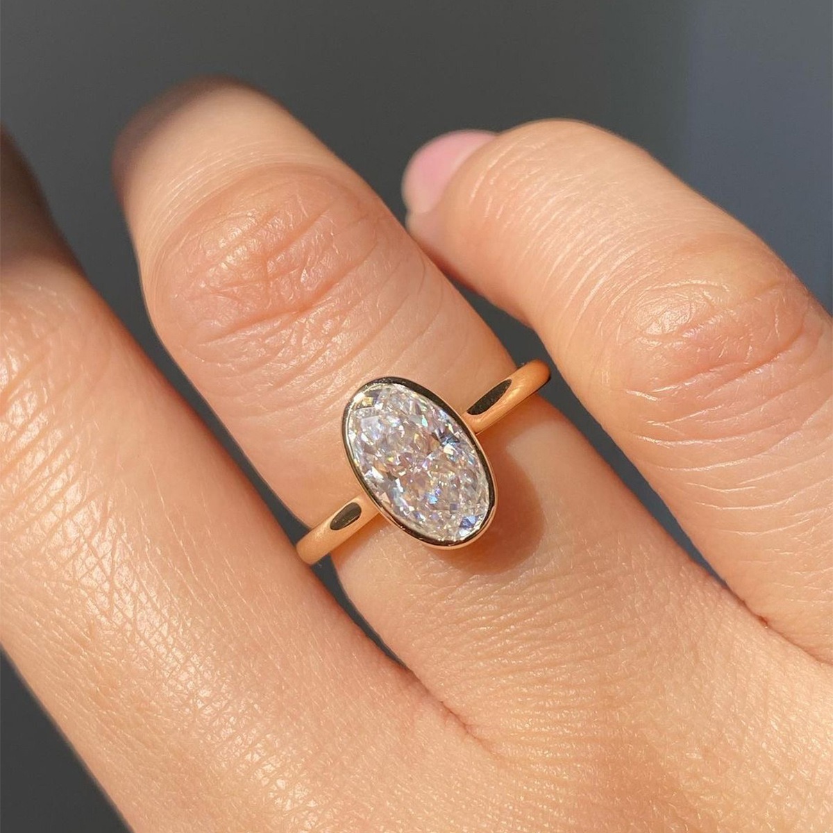 18K Gold / 18K White Gold Oval Cut Diamond Ring | Minimal Bezel Setting