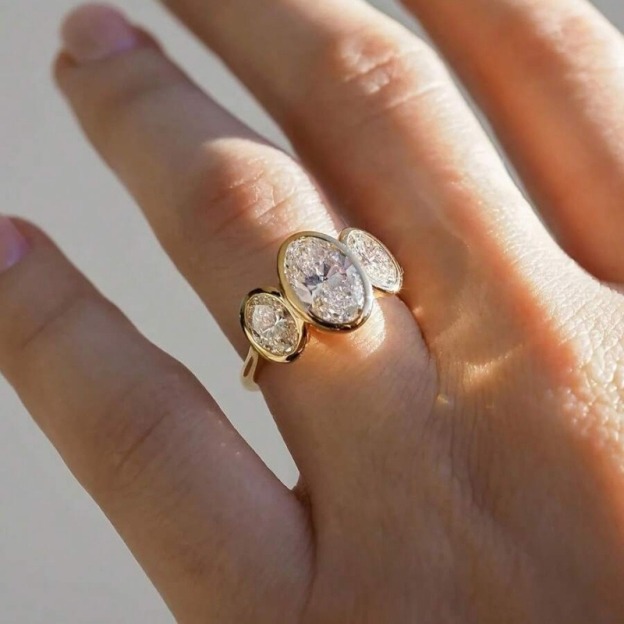 Gilded Circle Harmony 18K Gold Bezel-Set Three-Stone Ring