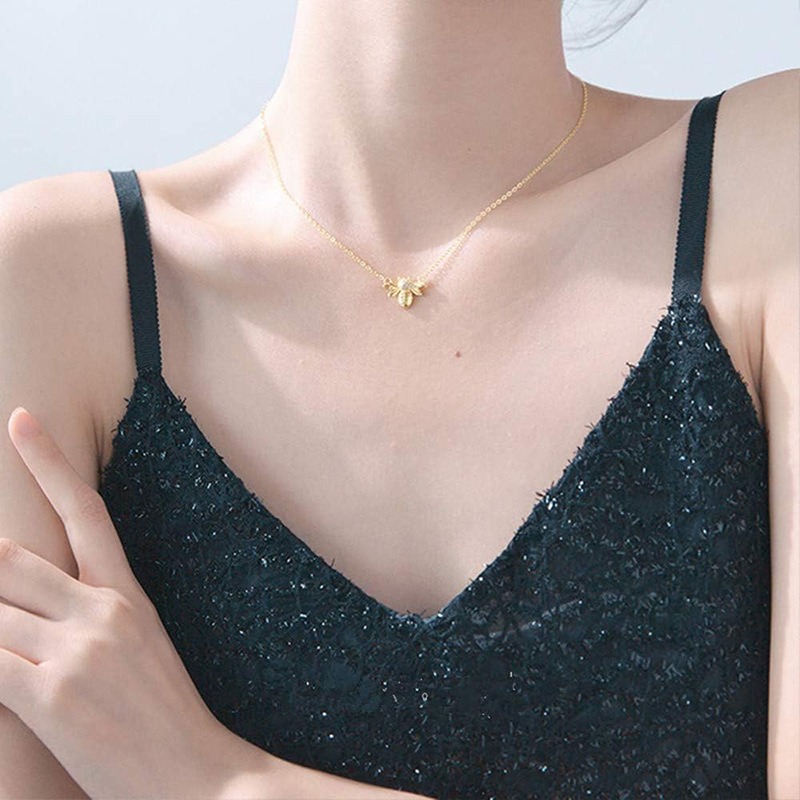「Honey Bee Glow」18K Gold 3D Bee Collarbone Necklace