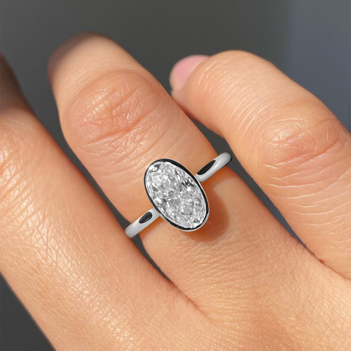 18K Gold / 18K White Gold Oval Cut Diamond Ring | Minimal Bezel Setting