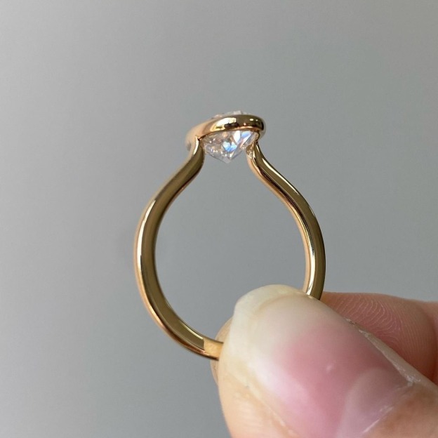 18K Gold / 18K White Gold Oval Cut Diamond Ring | Minimal Bezel Setting