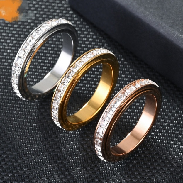 Gilded Spin Radiance Three-Tone Square Diamond Spinner Ring