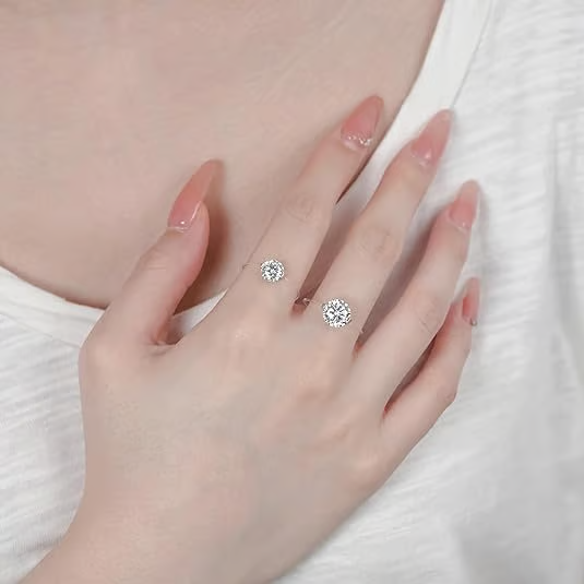  The Invisible Elegance – #452 Ring Where minimalist design meets brilliant sparkle!