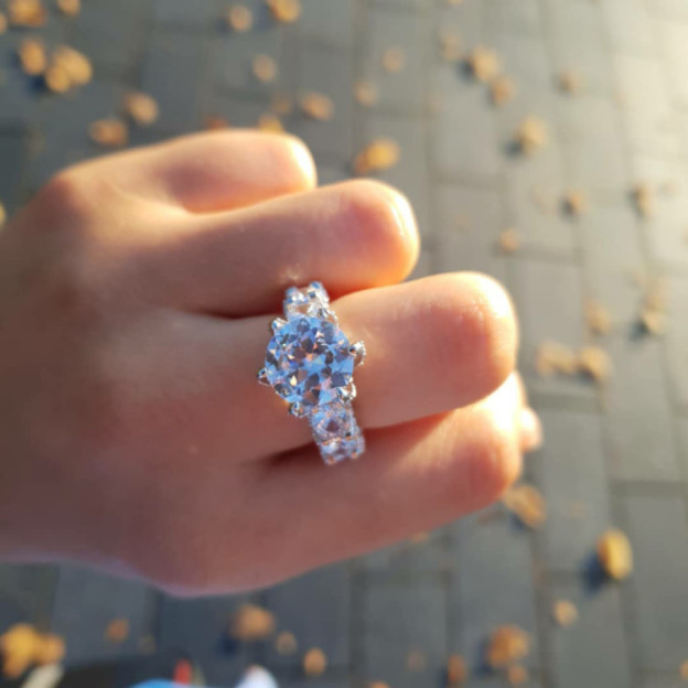 Shining Full-Diamond Central Stone Ring