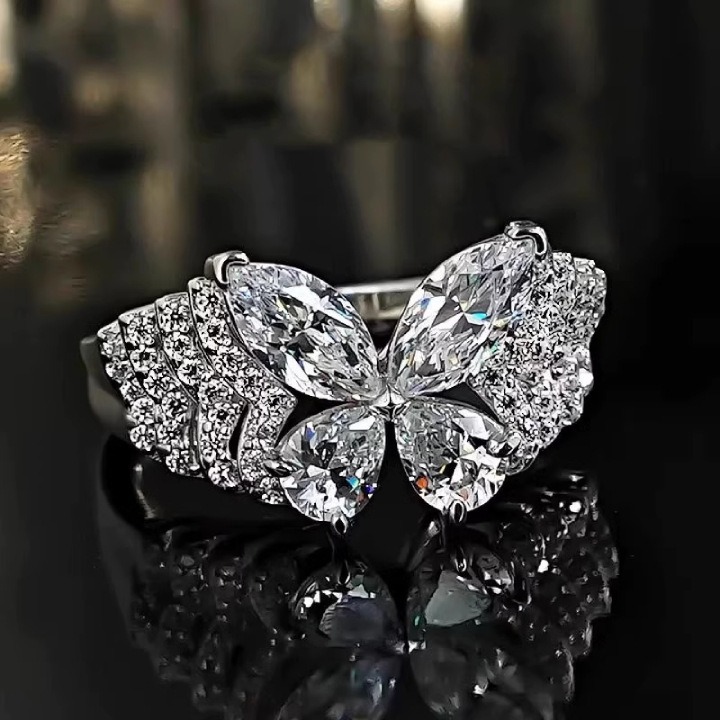 「Butterfly Wing Sparkle」Four-Stone Pavé Butterfly Ring