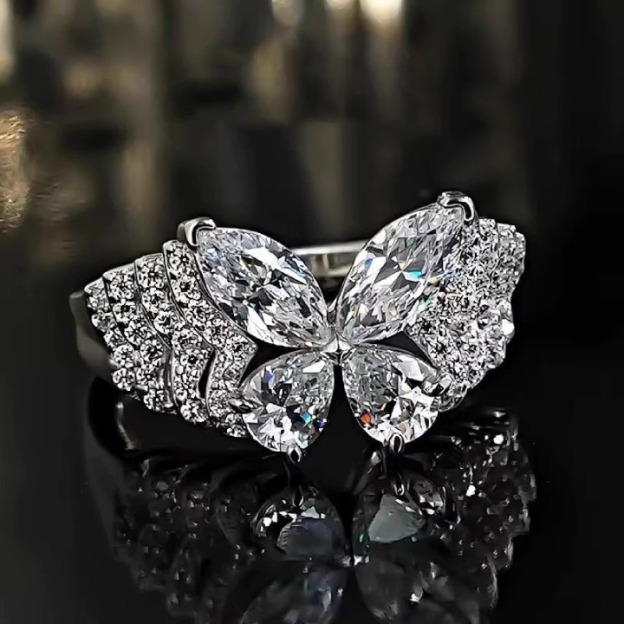 「Butterfly Wing Sparkle」Four-Stone Pavé Butterfly Ring