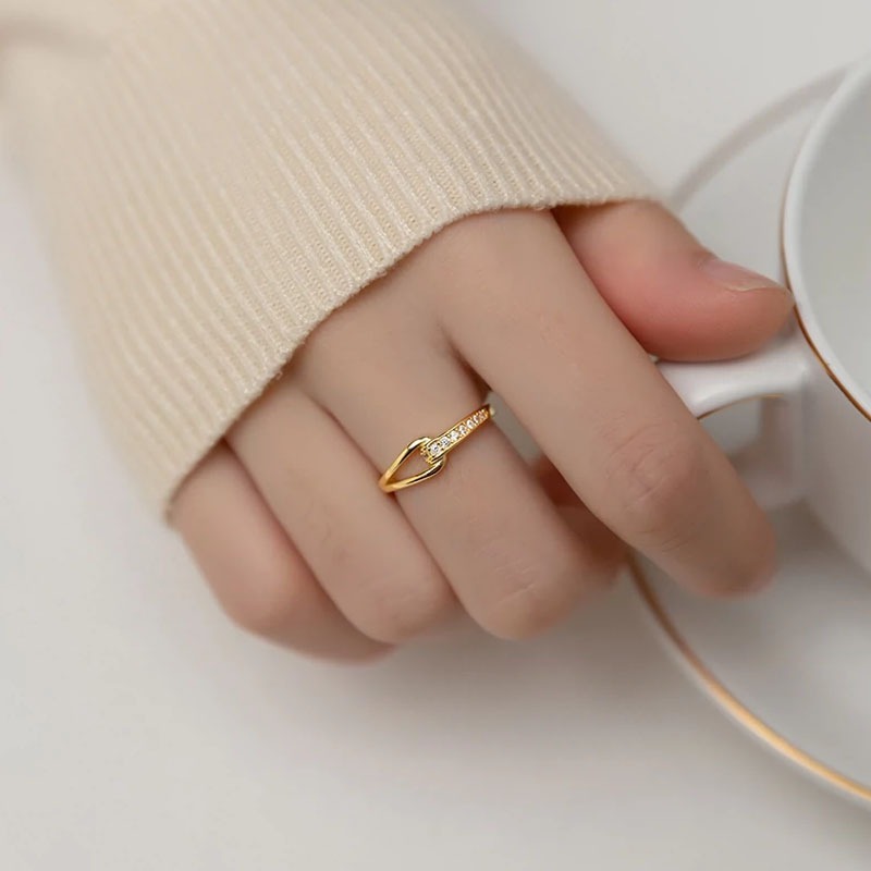 Soft Curve Sparkle S925 Sterling Silver Slim Twisted Ring Everyday Elegance on Your Fingertips