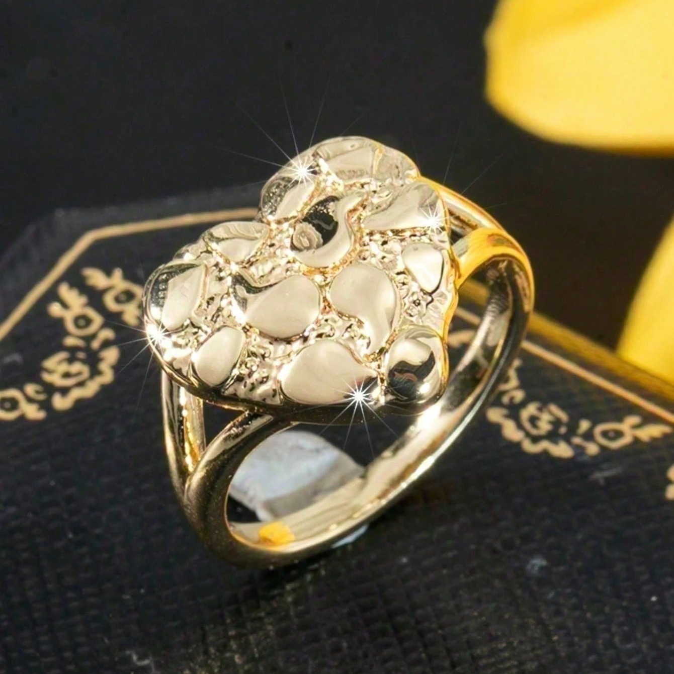 Gilded Heart Texture Ring - Retro Irregular Pattern Light Luxury Band