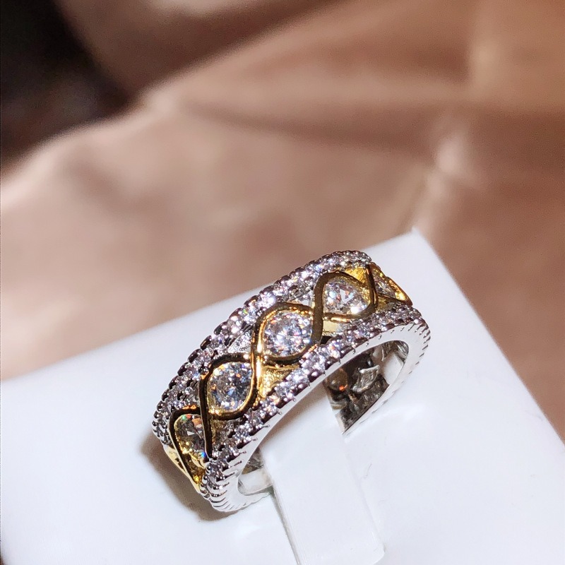 Eternal Wave Diamond Ring | 18K Gold Elegance