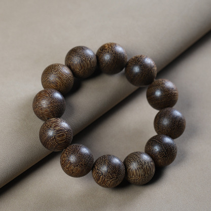 བོད་ཀྱི་རིགས Tibetan White Kyara Agarwood Buddhist Bracelet – Handcrafted Prayer Beads