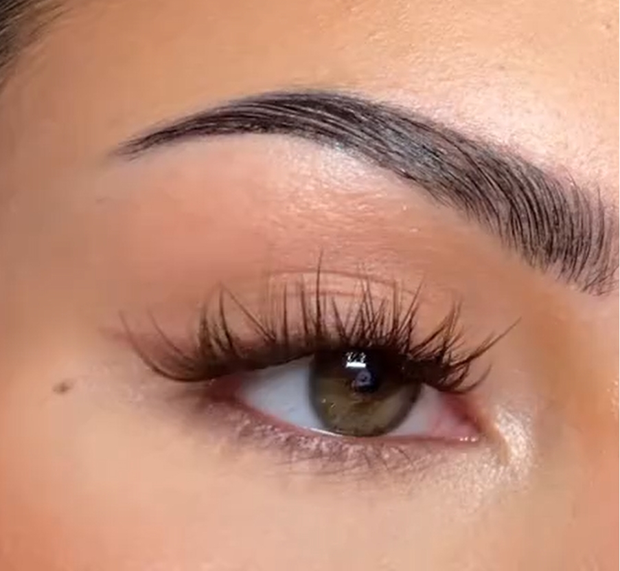 RILEE BROWN Wimpernbüschel