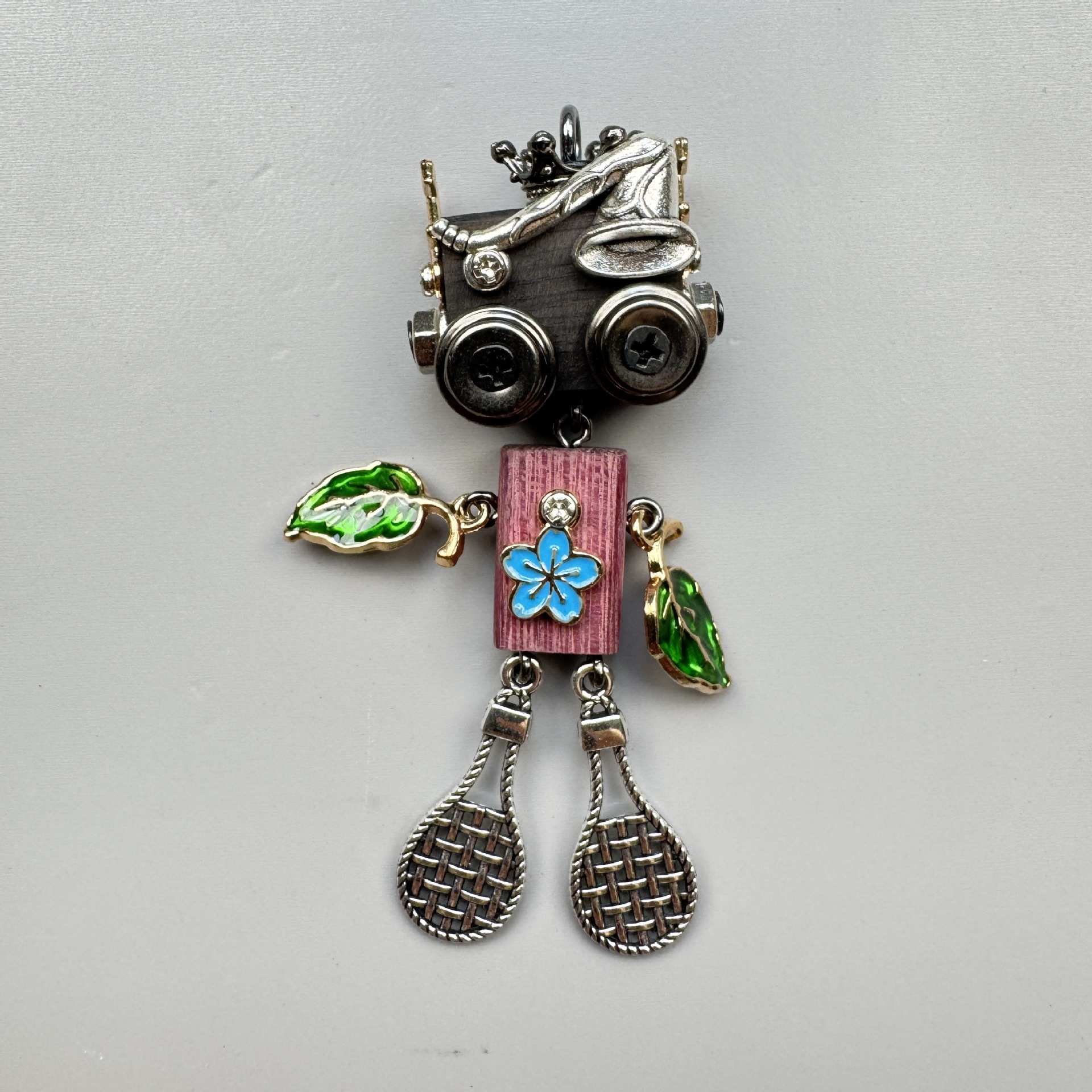  Wearable Art Toy: Steampunk Robot Pendant, Multi-Functional Wooden Charm for Jewelry & Tech Accessories