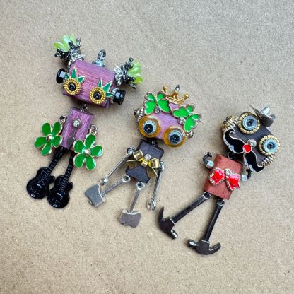  Wearable Art Toy: Steampunk Robot Pendant, Multi-Functional Wooden Charm for Jewelry & Tech Accessories