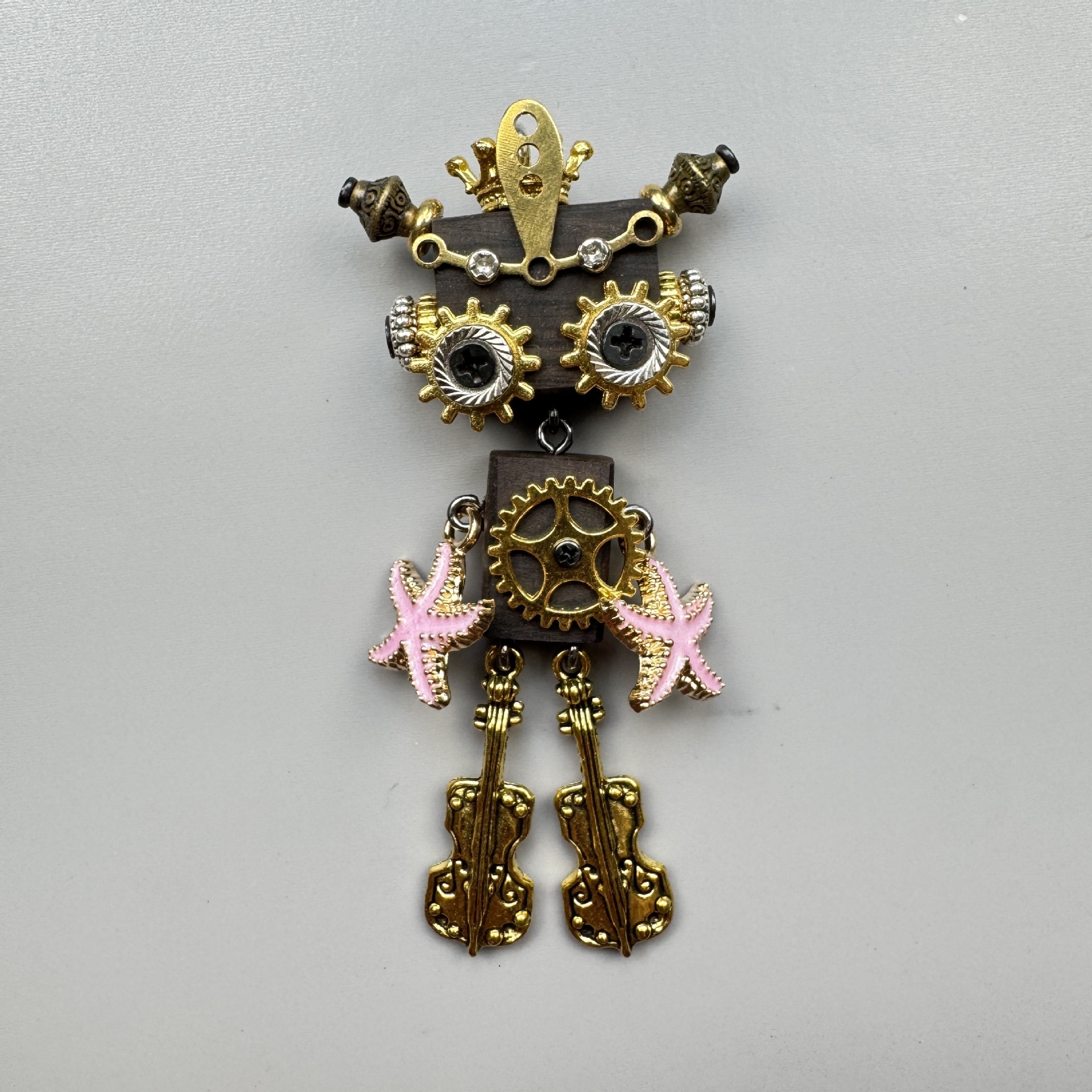  Wearable Art Toy: Steampunk Robot Pendant, Multi-Functional Wooden Charm for Jewelry & Tech Accessories