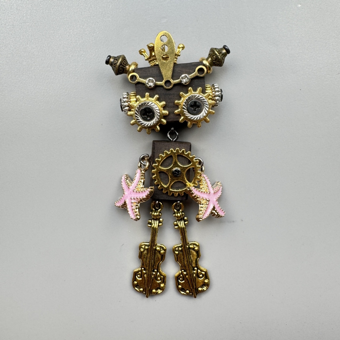  Wearable Art Toy: Steampunk Robot Pendant, Multi-Functional Wooden Charm for Jewelry & Tech Accessories