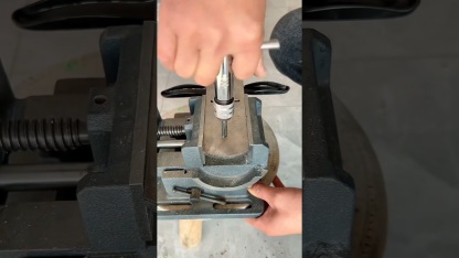 9Cr18 Bearing Steel Tap and Die Set - Non-Slip Design, Secure Locking, Effortless Threading