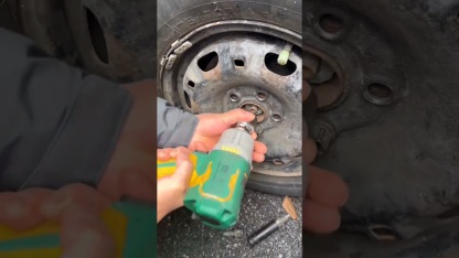 Heavy-Duty 1500N·m Compact Pneumatic Impact Wrench – Lightweight 2kg, 3-Speed Adjustable, 360° Swivel Air Inlet for Automotive & Industrial Use