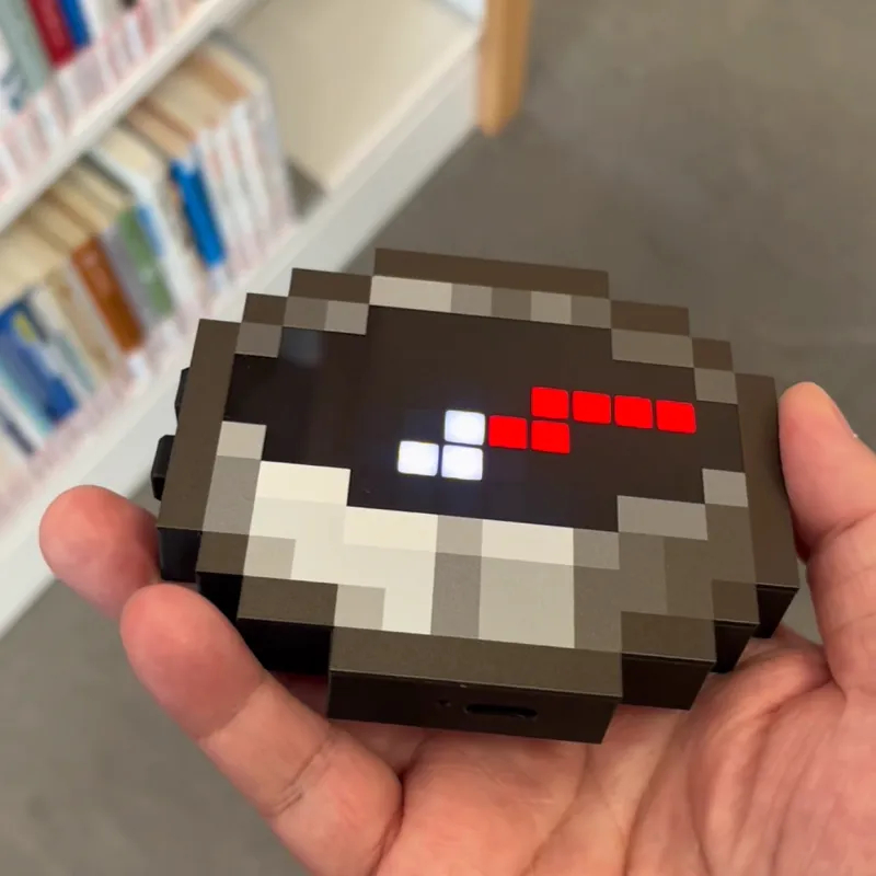 Pixel style movable compass