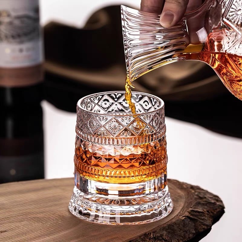 360° Roterande Whiskyglas i Kristall – Elegant Snurrande Glas för Bättre Arom
