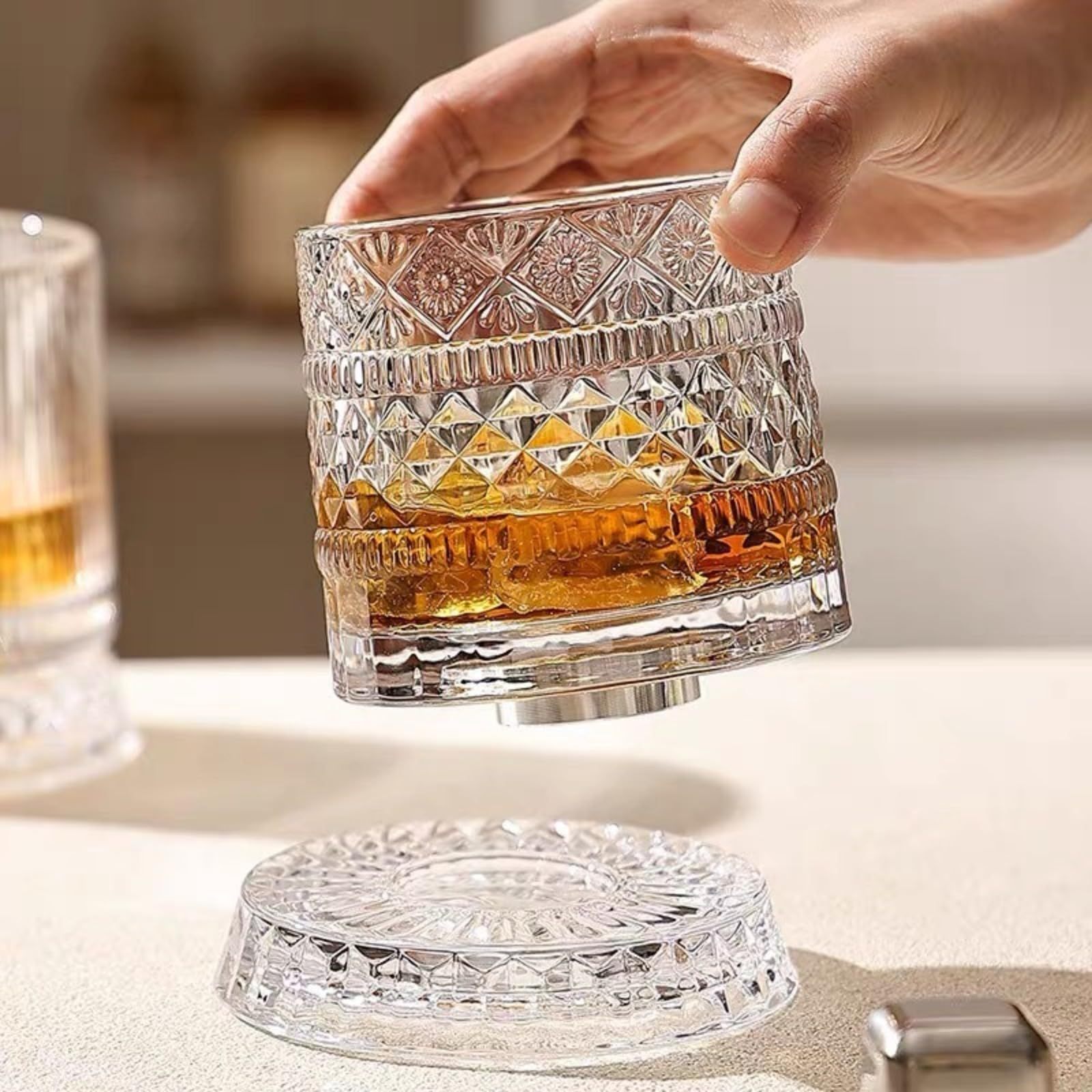 360° Roterande Whiskyglas i Kristall – Elegant Snurrande Glas för Bättre Arom