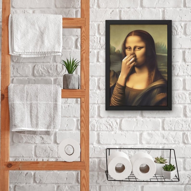 Rolig Badrumstavla i Canvas – Mona Lisa med Lekfull Twist