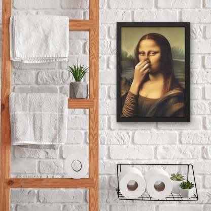 Rolig Badrumstavla i Canvas – Mona Lisa med Lekfull Twist