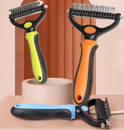 🥳2026 HOT SALE🥳💞50K+ SOLD!🔥💖 50% OFF! Gentle Deshedding Brush for Dogs & Cats – Sharp inner blades cut tangles, rounded tips protect skin. Ergonomic grip, easy to clean. Love the brush, hate the shedding. 🐈🌸