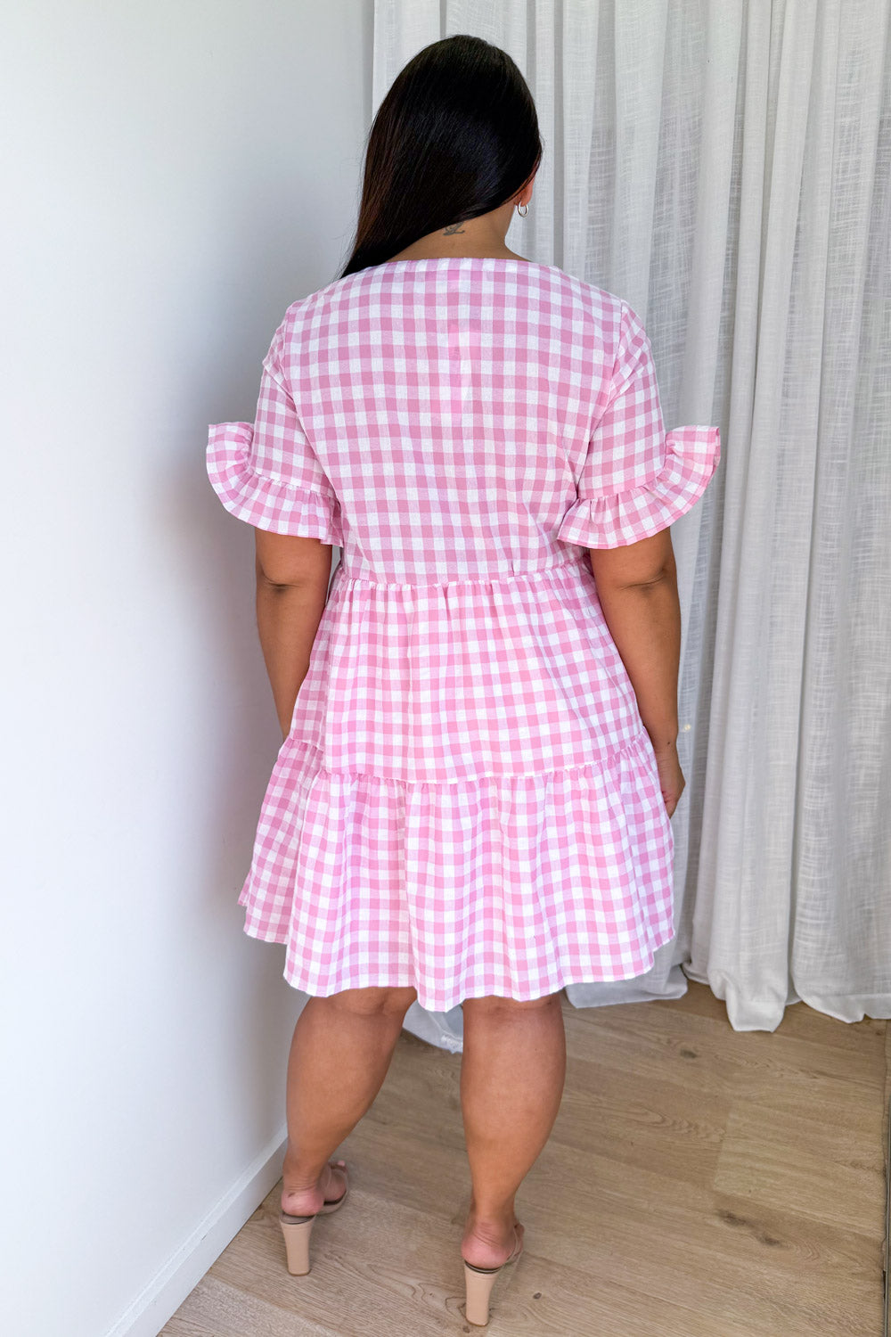 🌸 Rosa Rutig Klänning med Volanger & V-ringning