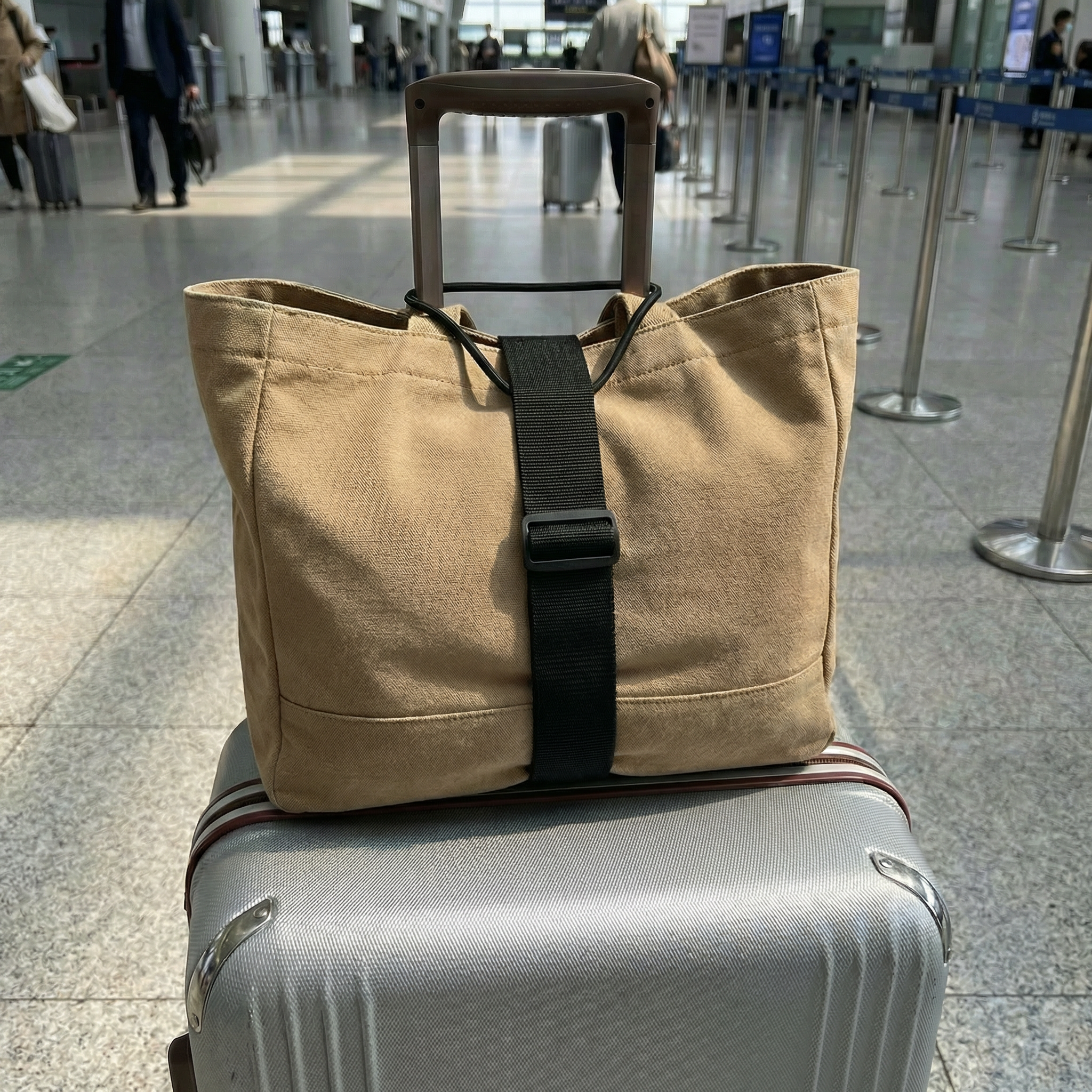 🧳 Slipp att väskan glider – Justerbart bagagerem som håller allt på plats!