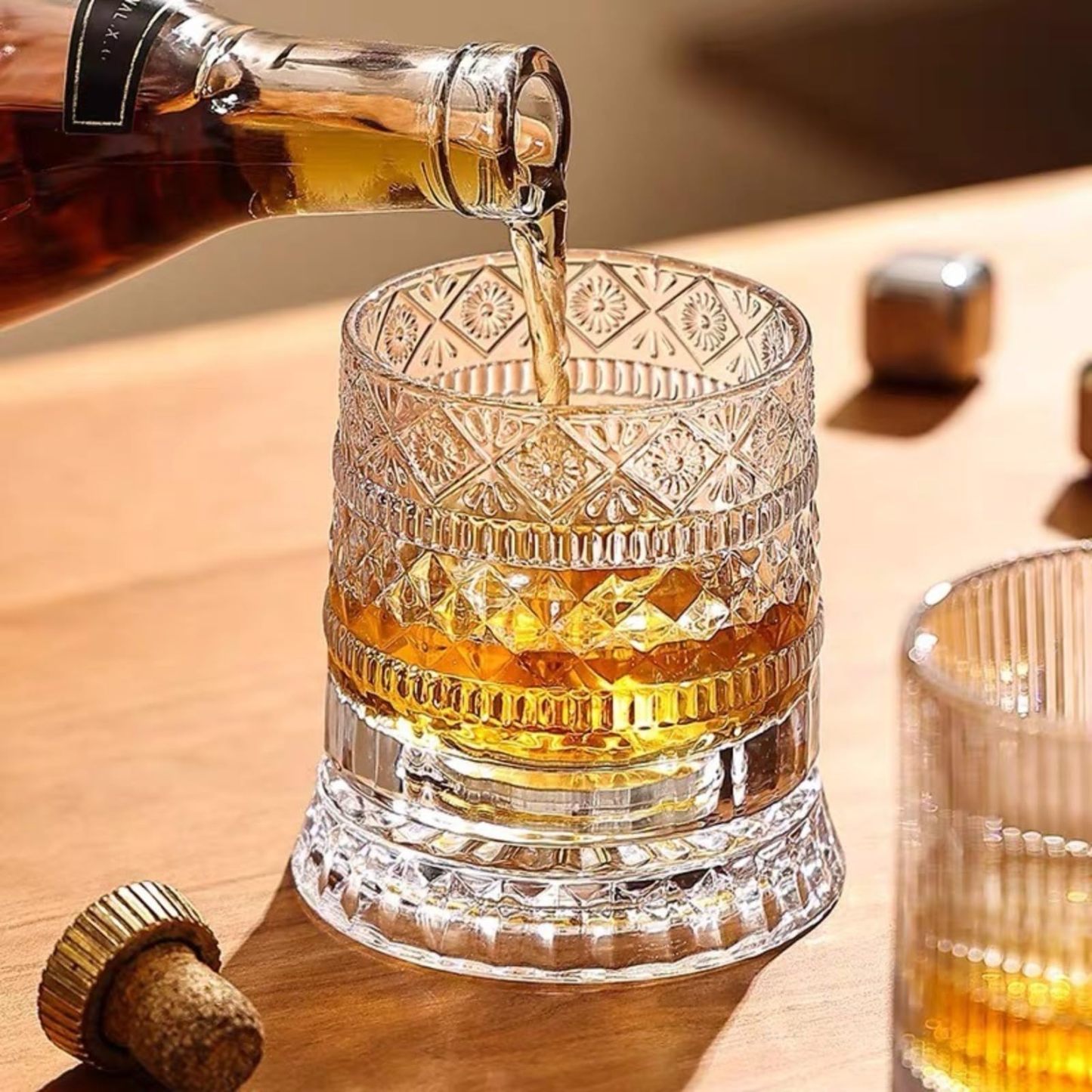 360° Roterande Whiskyglas i Kristall – Elegant Snurrande Glas för Bättre Arom