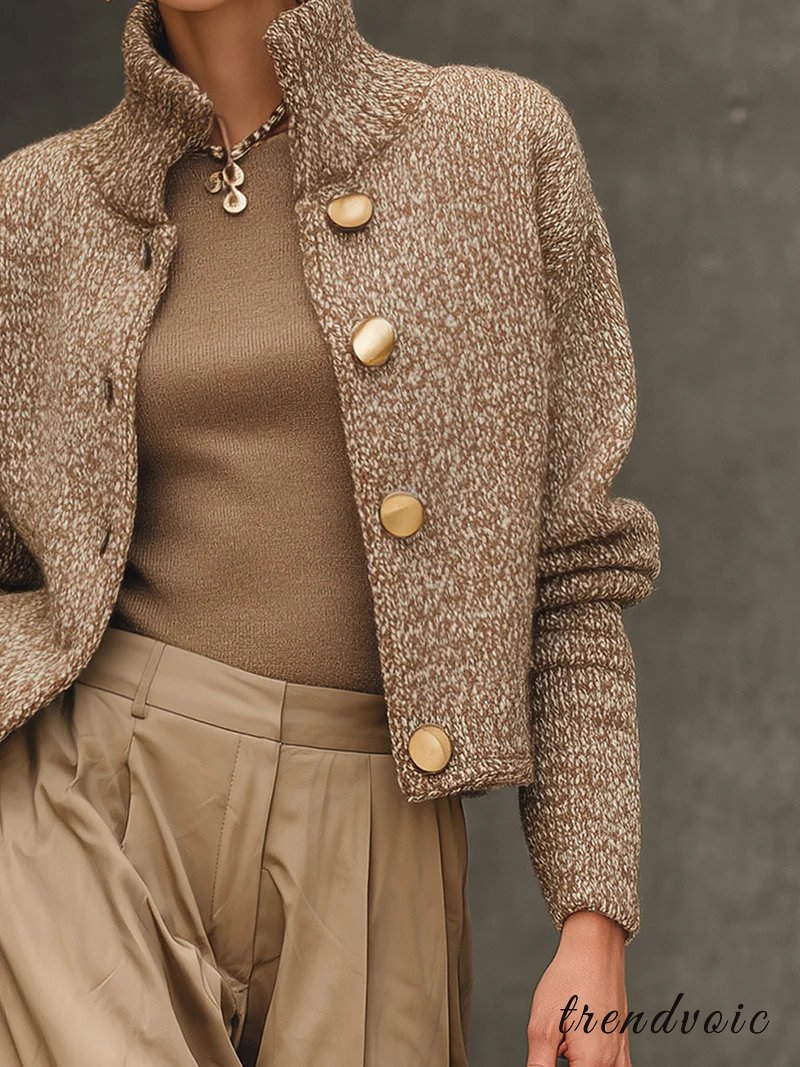 Stickad Kort Kofta med Hög Krage och Guldknappar – Elegant Komfort för Vardag och Stad