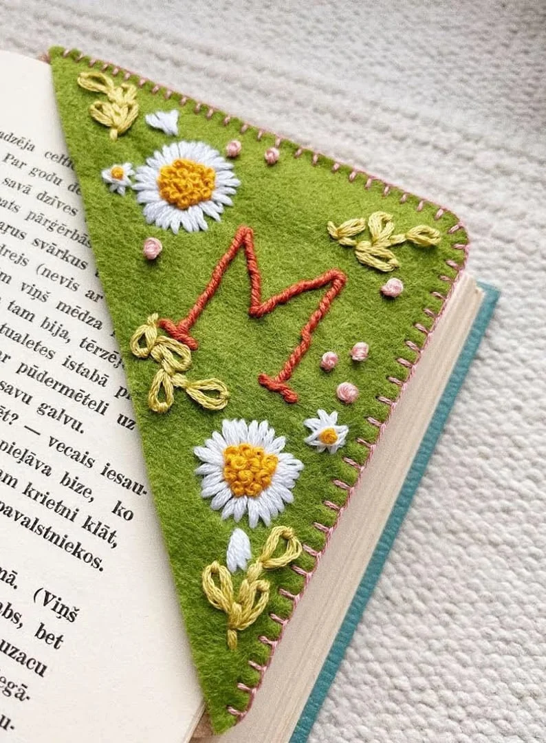 📚🔖 Personalized hand embroidered corner bookmark pattern