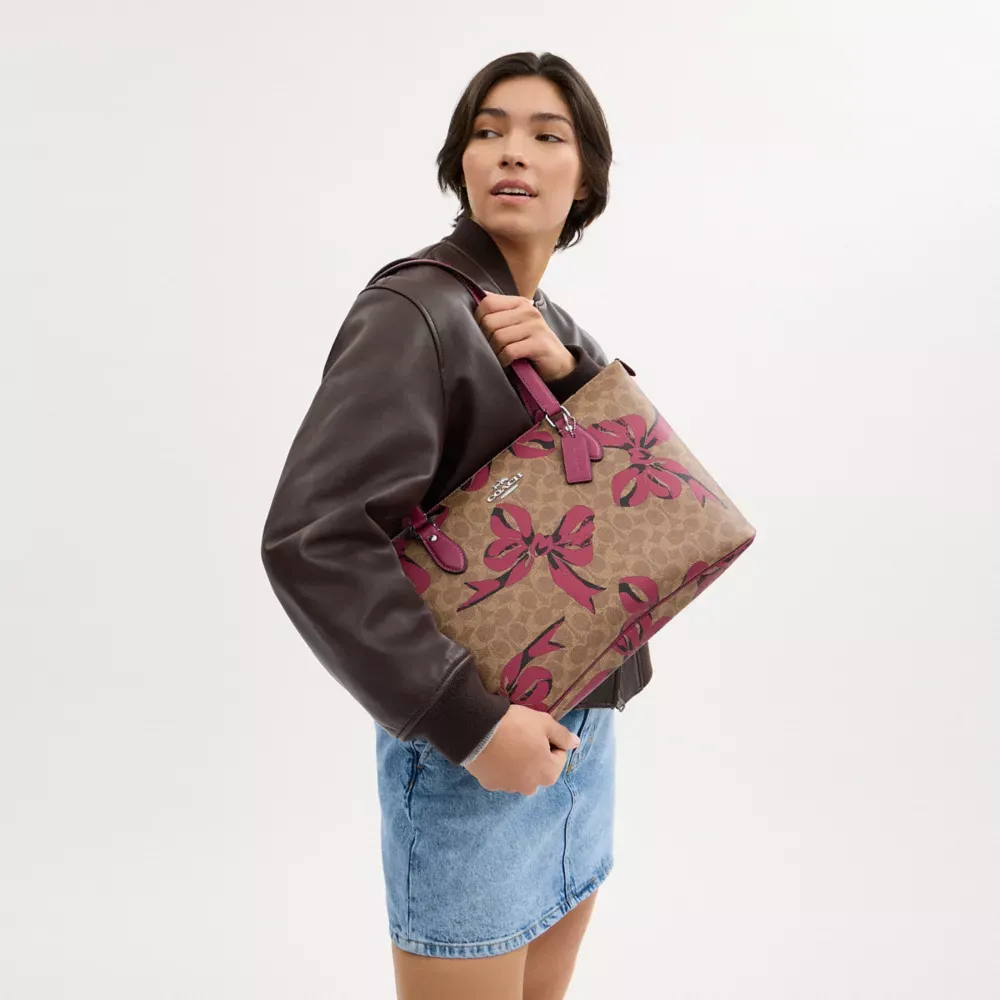 Gallery Tote Bag In Signature Canvas With Bow Print