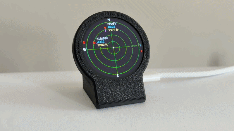 Desktop aircraft radar showing live flights