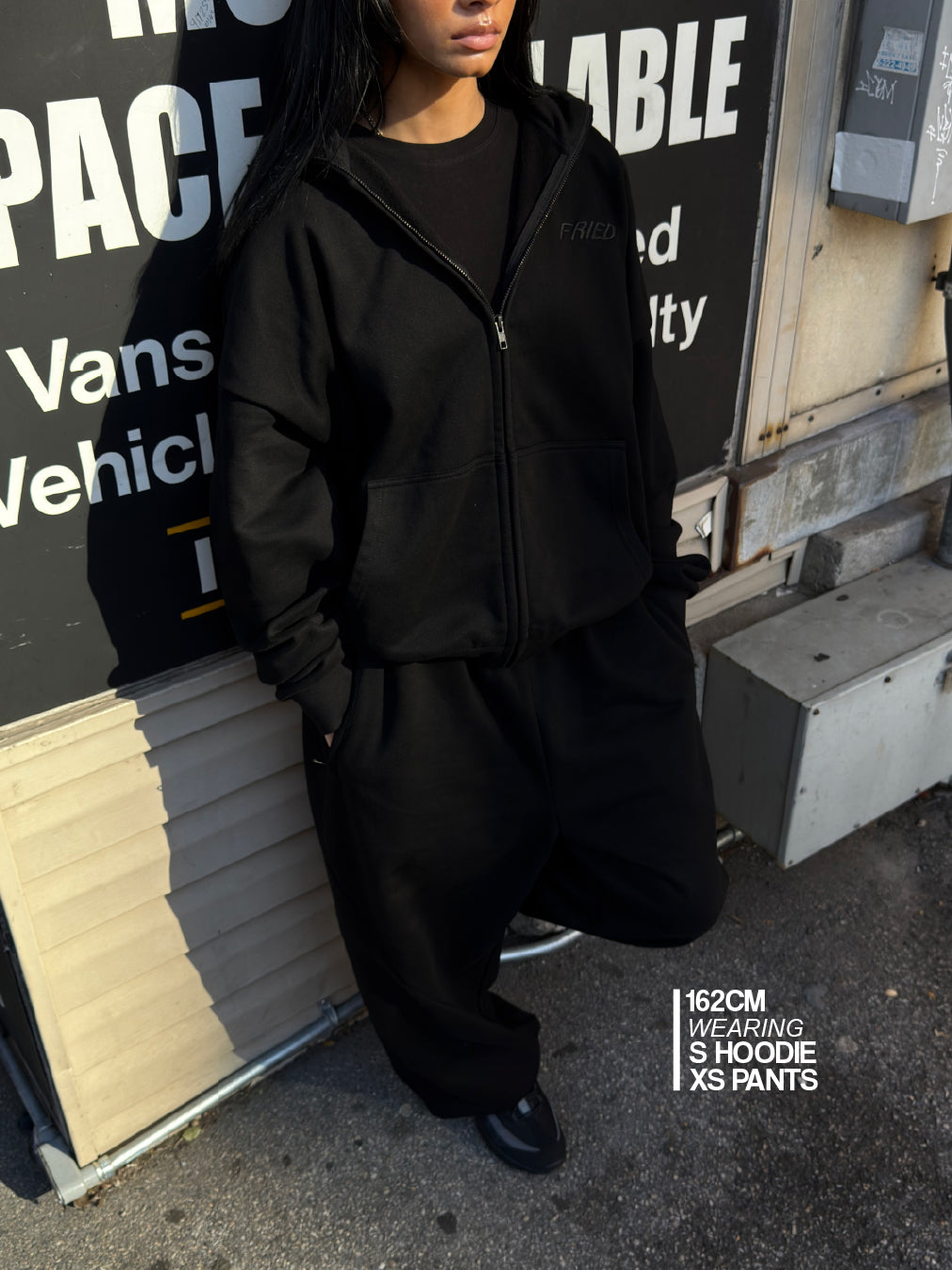 ALL BLACK - OPEN LEG JOGGER -