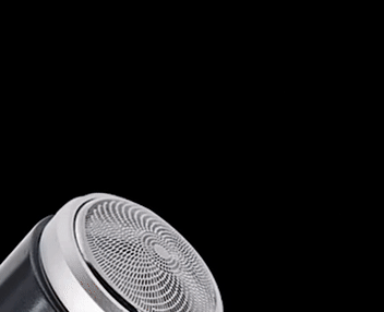 Elektrischer Rasierer im modernen Etui für Reisen