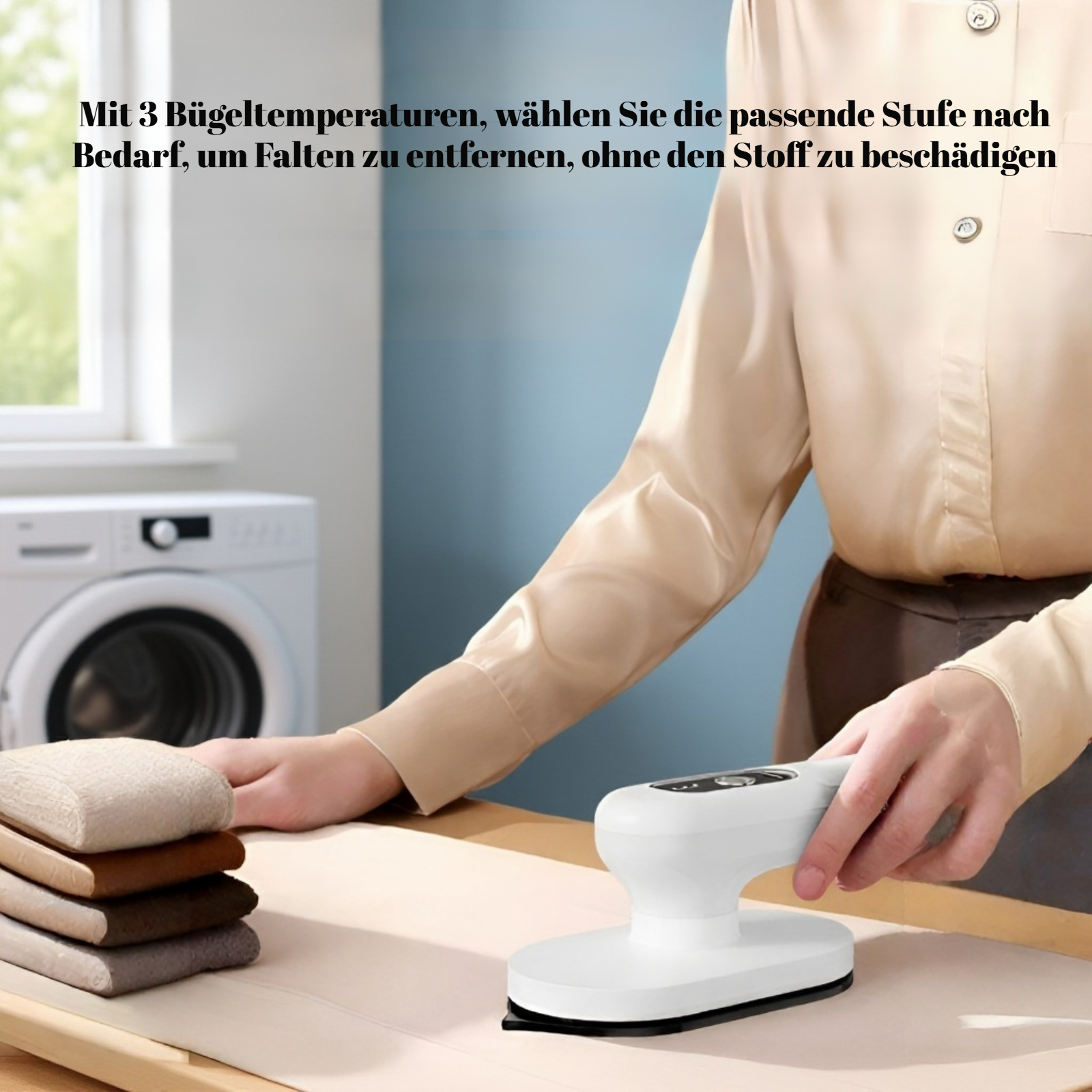 Mini-Bügeleisen kabellos beim Bügeln eines Hemdes