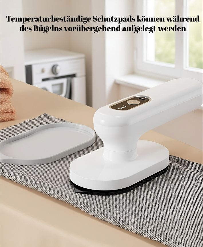 Leichtes Bügeleisen für unterwegs in der Hand