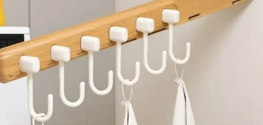 Mark-free removal of suction cup hook from wall