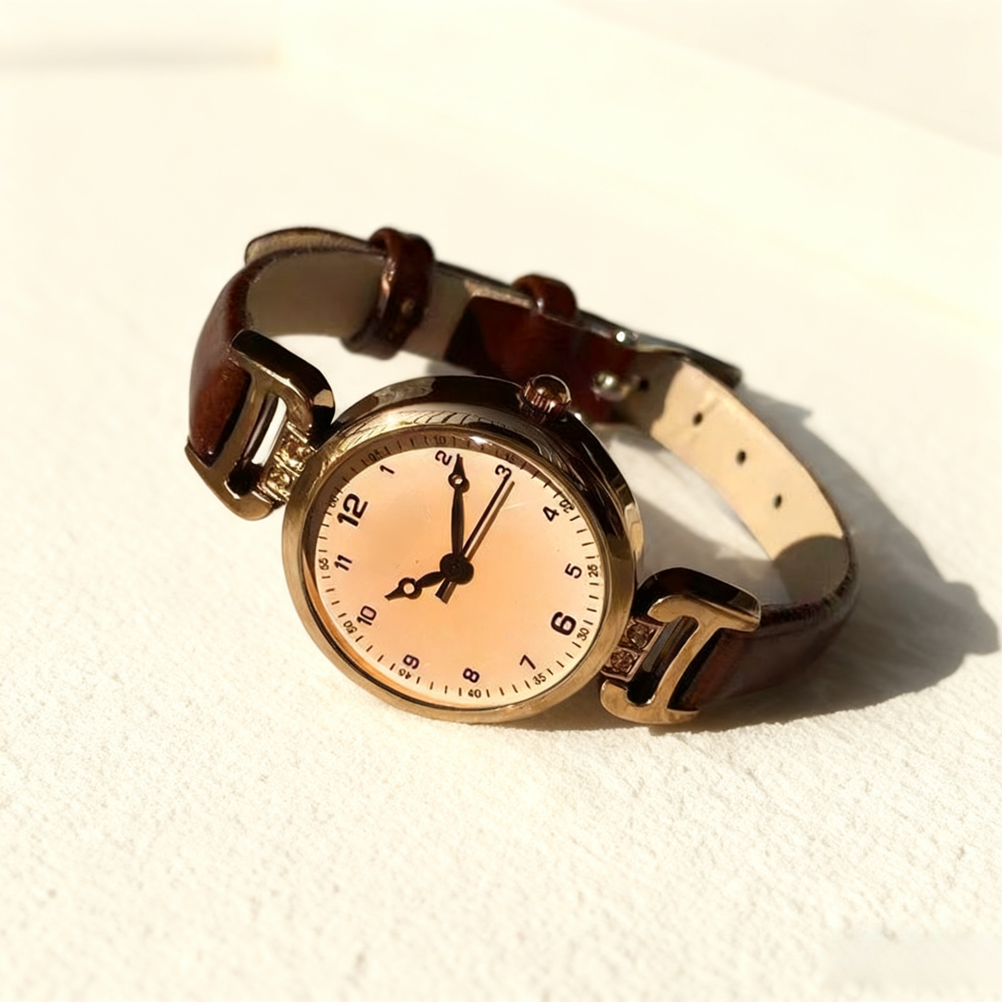 Vintage-Armbanduhr mit feinem Band und edlem Design