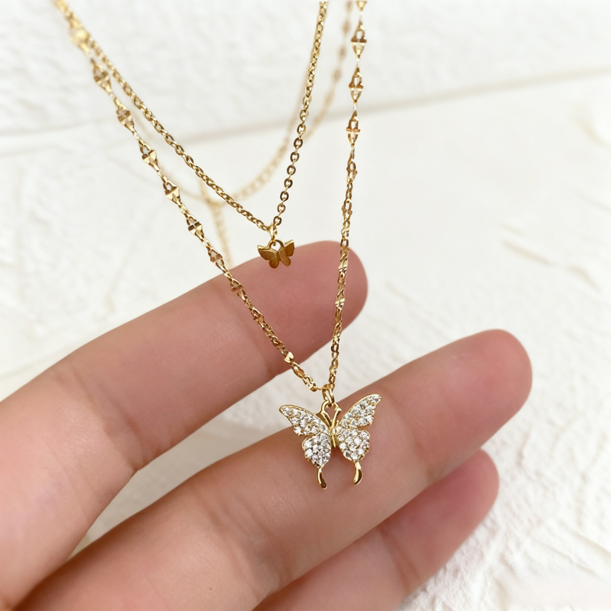 Nahaufnahme der Schmetterlings-Strass-Halskette