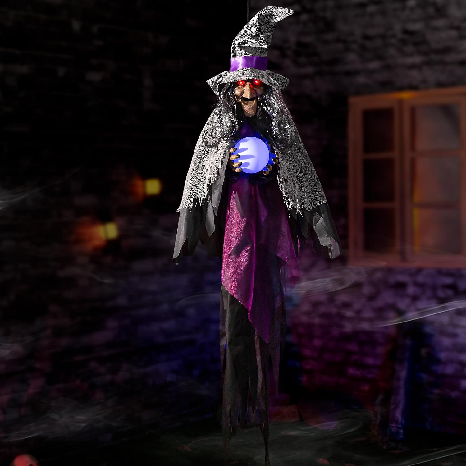 Halloween electronic animated decoration, hanging talking witch, animated witch with sound and motion activation, scary sound effects, glowing crystal ball and eyes, suitable for indoor and outdoor haunted house props.