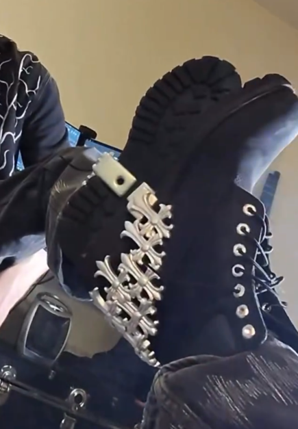 Cross-shaped buckle boots