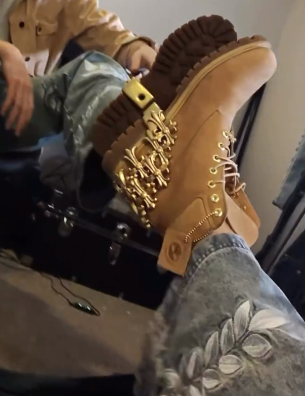 Cross-shaped buckle boots