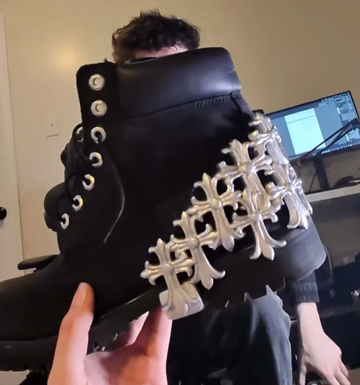 Cross-shaped buckle boots