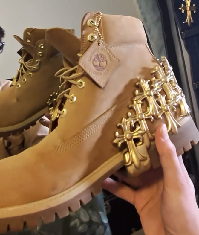 Cross-shaped buckle boots